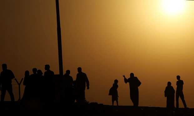 Iraqis walk to register at the camp