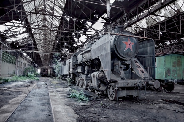 Empire in decay: Hungary Ma  v Class 424 Steam Train