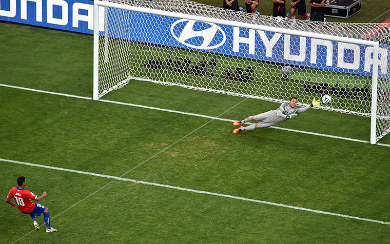 brazil v chile: Jara misses