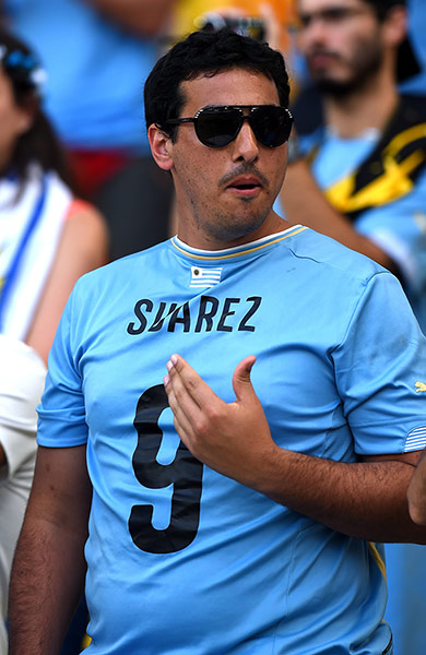 where's luis: Fan in a Suarez shirt