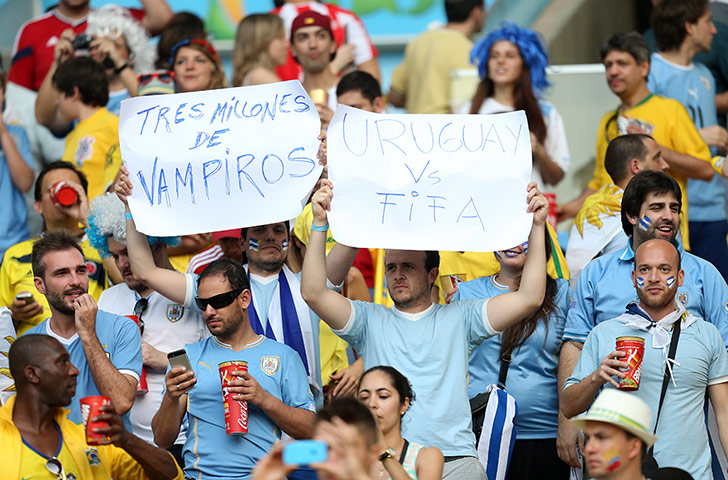 where's luis: Suarez sign