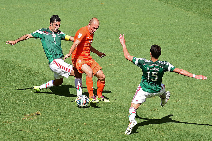 sport-: Netherlands' forward Arjen Robben (C) is