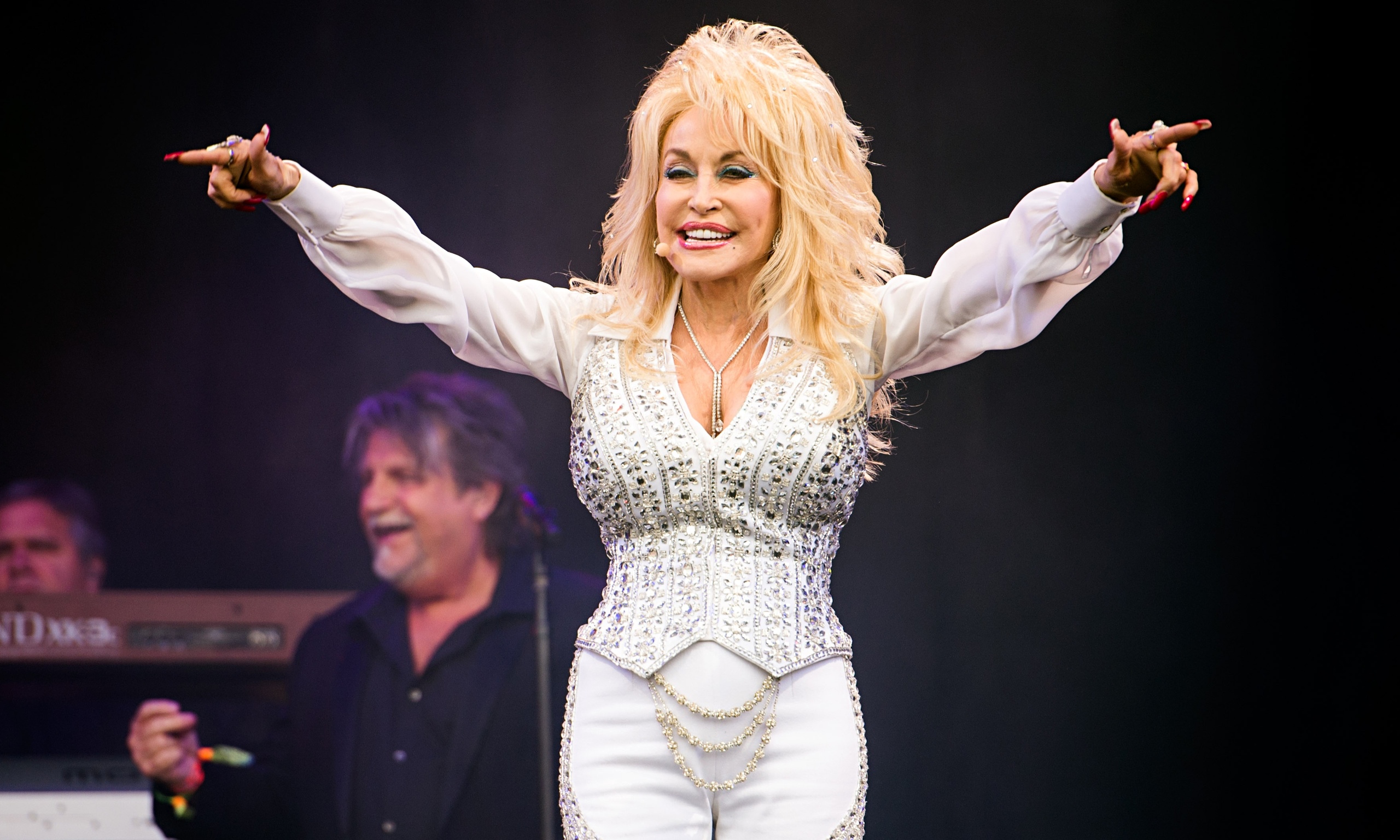 Glastonbury 2014 Dolly Parton lifts rainsoaked festival to sunnier