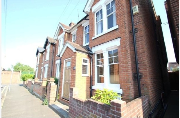 It's a good size, there's a garden and it's just over an hour's commute from London. This house in Colchester is half a mile from Hythe station from where you can travel to Liverpool Street in the heart of the City. Open-plan living space, two bedrooms and a third boxroom/study come in at £167 a week. Michaels Property Consultants, 01206 684821 http://www.zoopla.co.uk/to-rent/details/33301747