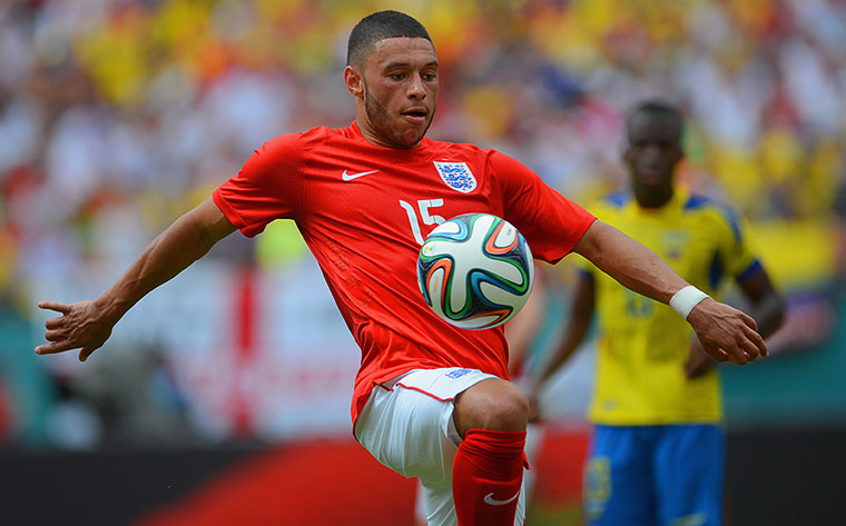 England v ecuador: Alex Oxlade-Chamberlain controls the ball