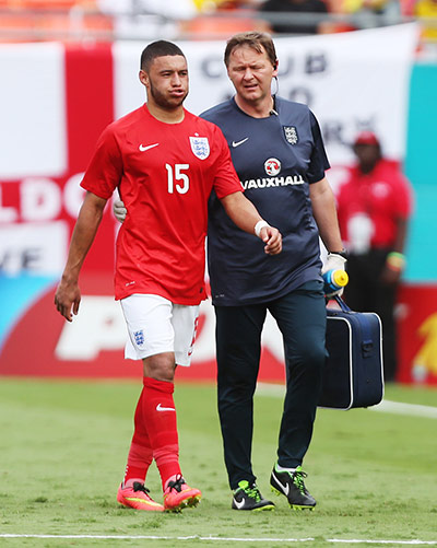 England v ecuador: Oxlade-Chamberlain goes off injured