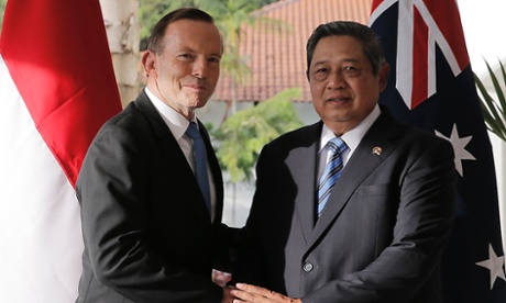 Indonesia's President Susilo Bambang Yudhoyono (R) and Australian Prime Minister Tony Abbott shake hands during their meeting on the Indonesian island of Batam in this June 4, 2014.