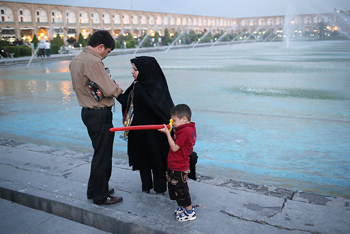 Agencies Iran Moore: family by fountain 