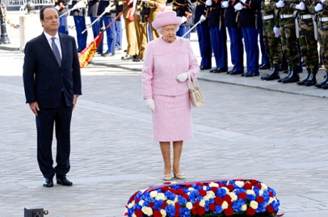 Queen Elizabeth II and French President Francois Hollande attend a ceremony on Thursday at the grave of the unknown soldier at the Arc de Triomphe monument.