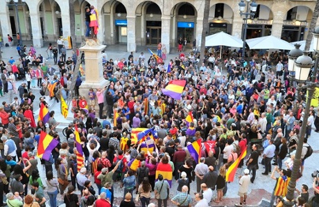 'Calls for Catalan independence and a Republic. People in Vilanova i la Geltrú gather in the town square.'