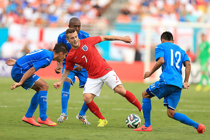 eng v hon: Jack Wilshere is closed down by Jorge Claros and Edder Delgado 