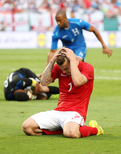 eng v hon: Wilshere looks dejected