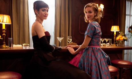  Lizzy Caplan, left, as Virginia Johnson and Caitlin Fitzgerald as Libby Masters in 
