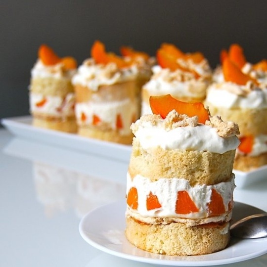 Postre Chajá - an Uruguayan Mess