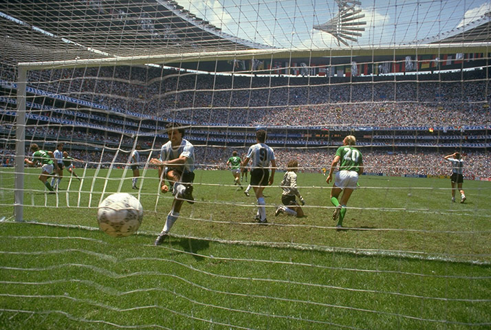 1986 world cup final: Voller scores