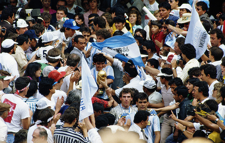 1986 world cup final: Maradona with trophy