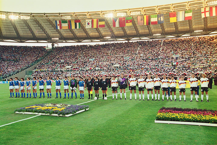 1990 world cup final: teams line up