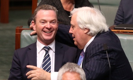 Manager of government business Christopher Pyne with the member for Fairfax Clive Palmer – voting with the government during the passage of the carbon repeal amendments in the House of Representatives this afternoon Monday 14th July 2014