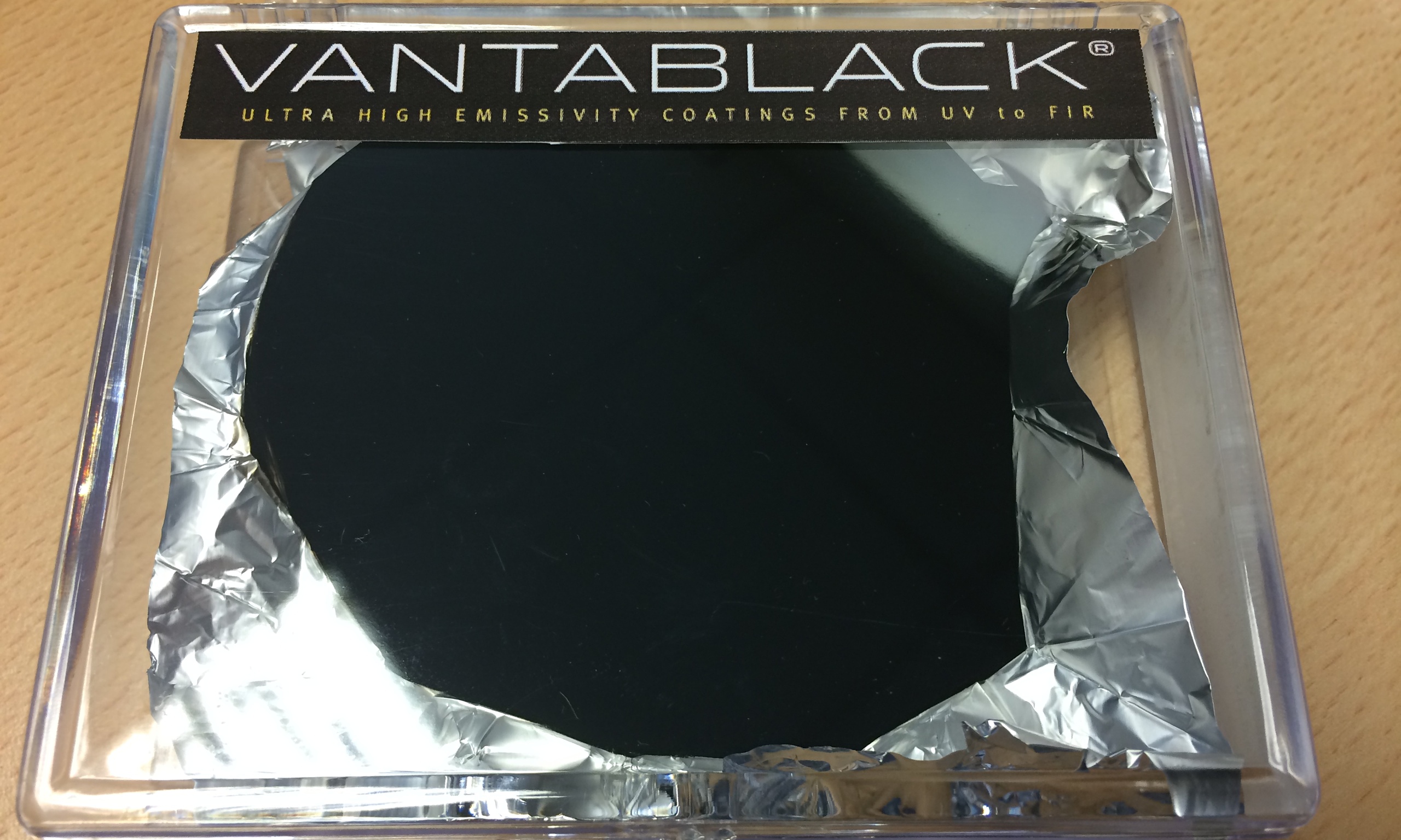 vantablack fabric military material darkest vanta blackest paint absorbs surrey nanosystems created end carbon nanotubes thing blacks guardian mais mundo