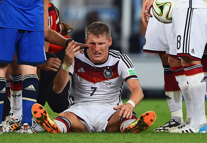 Schweinsteigar's Final: Schweinsteiger sits bleeding