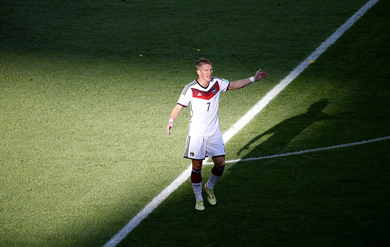 Schweinsteigar's Final: Bastian Schweinsteiger calls for the ball