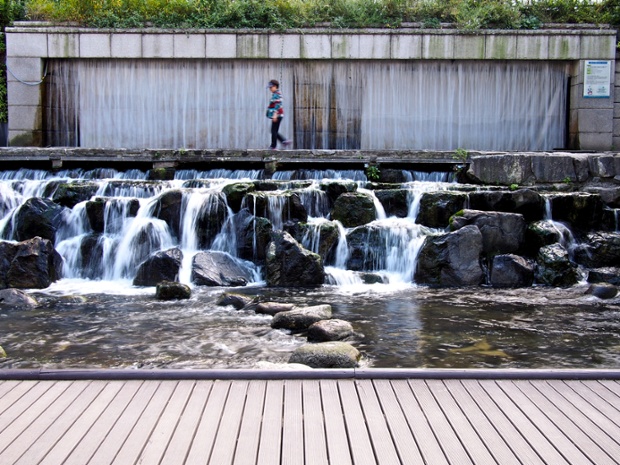 6 Euljiro-1-ga (Cheonggyecheon) – Paved over for an elevated highway in the 1950s, the Cheonggye Stream was unearthed and restored in 2005. It's now Seoul’s signature urban renewal project and a favorite with locals, tourists and waterfowl.