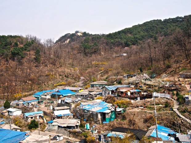 9 Hongje (Gaemi Maeul) – Gaemi Maeul is one of Seoul’s last remaining daldongnae, or ‘moon villages’, the poor mountainside settlements that sprung up after the Korean War.  Undeveloped and impoverished, they give a glimpse of the Seoul that the country’s economic development left behind.