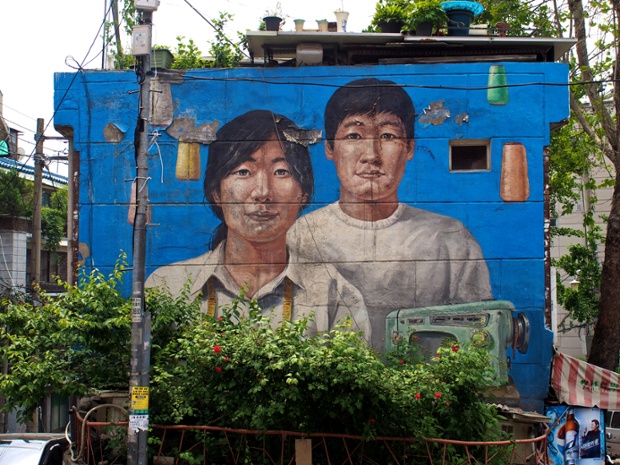 11 Hyehwa (Iwhajang) – Murals adorn the alleys and sides of buildings in Ihwa-dong, on the slopes of Nahk Mountain. The public art project has turned this old school neighborhood into a minor tourist attraction.