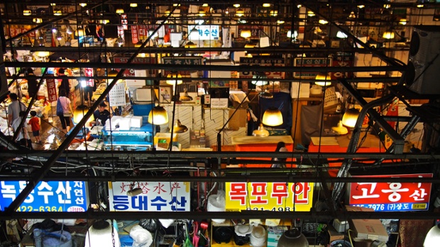 18 Noryangjin (Noryangjin Fish Market) – The country’s largest fish market, the 24-hour Noryangjin puts two things on ready display: the peninsula’s close relation with the seas surrounding it, and the blue-collar work ethic that underlies the city’s newfound glitz.