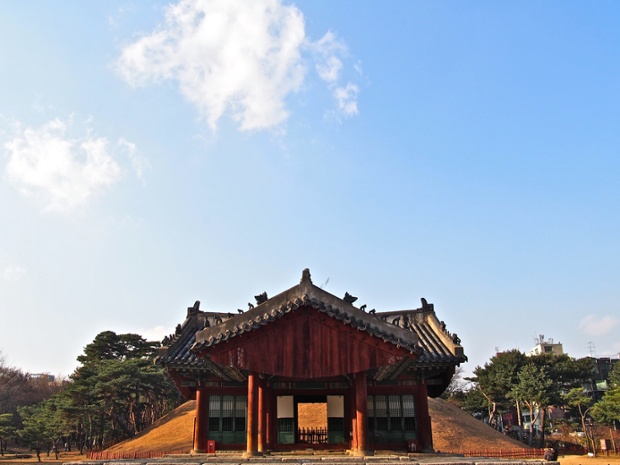 21 Seolleung (Seolleung) – The Seolleung royal Joseon tombs originally existed well outside the capital, but the city’s expansion quickly turned farmland into skyscrapers and swallowed them up, leaving them a green oasis in what is today the city’s famous Gangnam district.