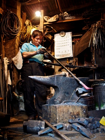 24 Sindang (Blacksmith) – Seoul has both eyes set firmly on the future, but glimpses of the city’s past can still be seen by those willing to turn around. Just down the road from the city’s glitzy Myeongdong district, blacksmiths still ply their trade in the Sindang neighborhood.