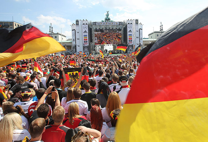 victory parade: Fans at Brandenburg Gate