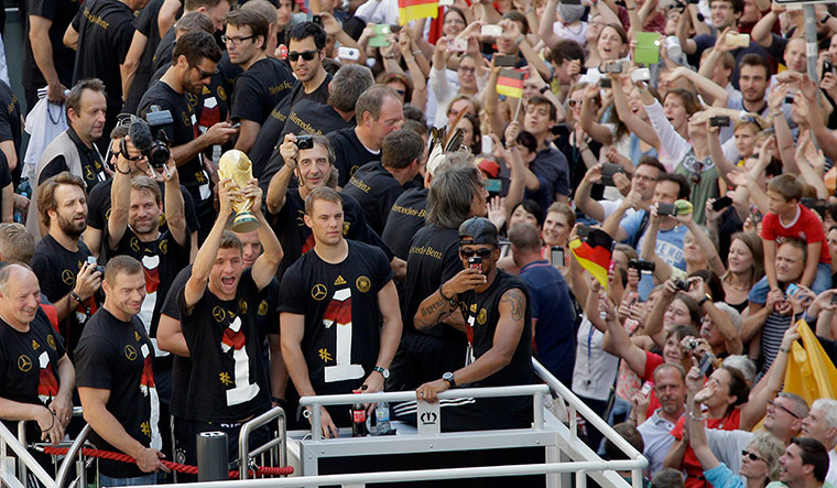 victory parade: Thomas Müller shows off the trophy to the fans
