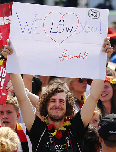 victory parade: Fans with a sign
