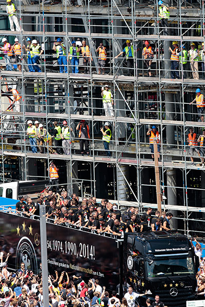 victory parade: Construction workers cheer
