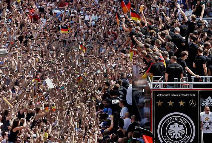 victory parade: Fans applaud