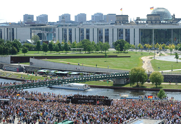 victory parade: Fans throng street along Spree river