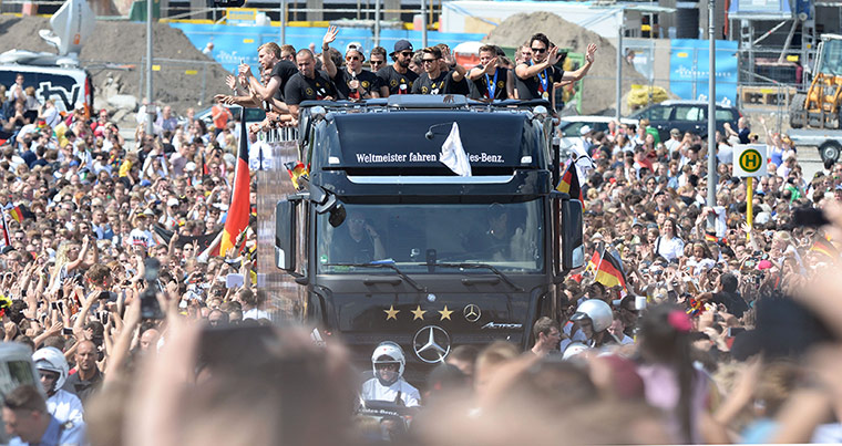 victory parade: German fans cheer 
