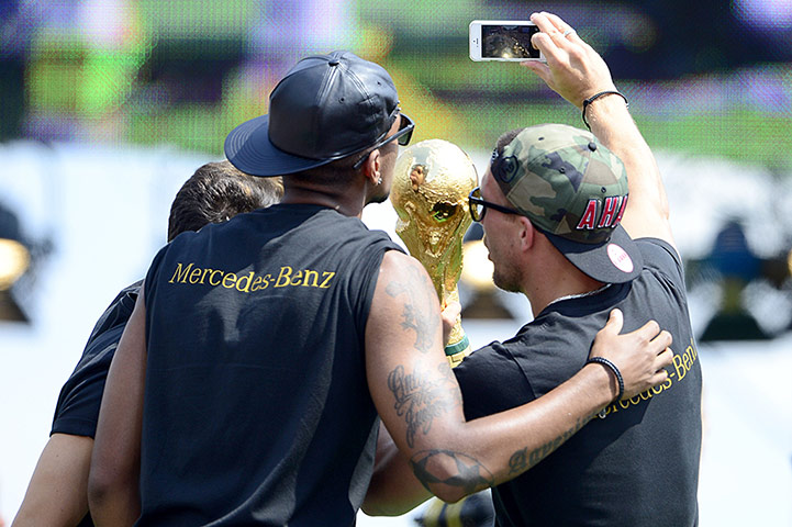 berlin victory parade: selfie with the trophy 