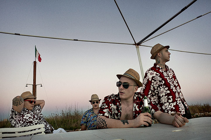 Weekend - Skinheads : Italian skinheads wearing hats and hawaiian shirts at party