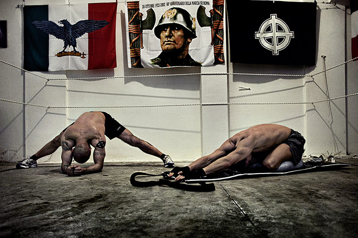 Weekend - Skinheads : semi-naked skinheads stretching in homemade boxing ring