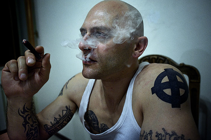 Weekend - Skinheads : man with shaved head and tattoos smoking in flat