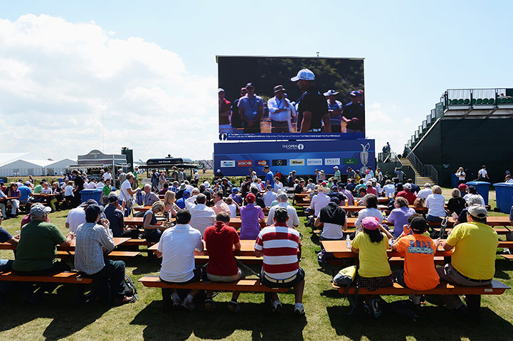 open golf day 1: Fans