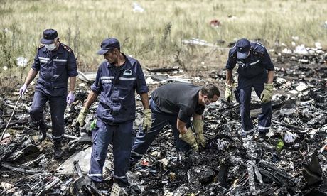 mh17 crash bodies bfmtv anger wreckage amongst resterait secours ukrainiens urgence bulent kilic