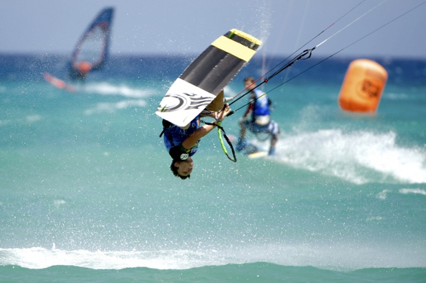 Ισπανικά kite surfer Julien Kerneur σε δράση κατά τη διάρκεια του Windsurfing και Kiteboarding Παγκόσμιο Πρωτάθλημα Φουερτεβεντούρα 2014, Φουερτεβεντούρα, Ισπανία.