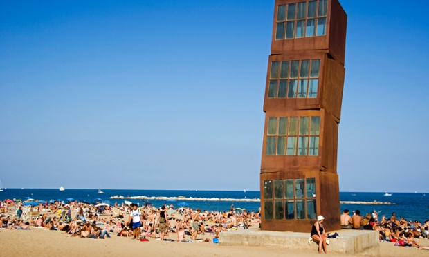 Barcelona’s long sandy beach, at Barceloneta, is home to Rebecca Horn’s L'Estel Ferit (the wounded shooting star). Commissioned for the 1992 Olympic Games that were held in the city, it is made of four steel blocks and is referred to by locals as “Los Cubos”.