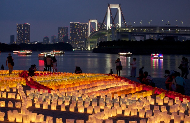 Η ετήσια Umi no Akari (φως της θάλασσας) φεστιβάλ στο Odaiba Seaside Park στο Τόκιο, Ιαπωνία