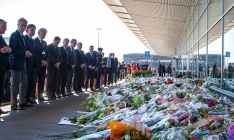 Malaysia Airlines Regional Vice President Huib Gorter, President & CEO KLM Royal Dutch Airlines Camiel Eurlings  and President and CEO of Schiphol Jos Nijhuis pay their respects at Schiphol Airport.
