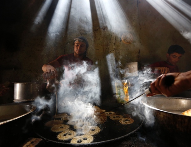 Αφγανοί κάνουν ειδικά γλυκά κατά τη διάρκεια της μουσουλμανικής νηστείας μήνα του Ραμαζανιού
