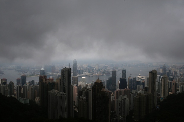 Βροχή σύννεφα κρέμονται πάνω από την Κεντρική Χονγκ Κονγκ